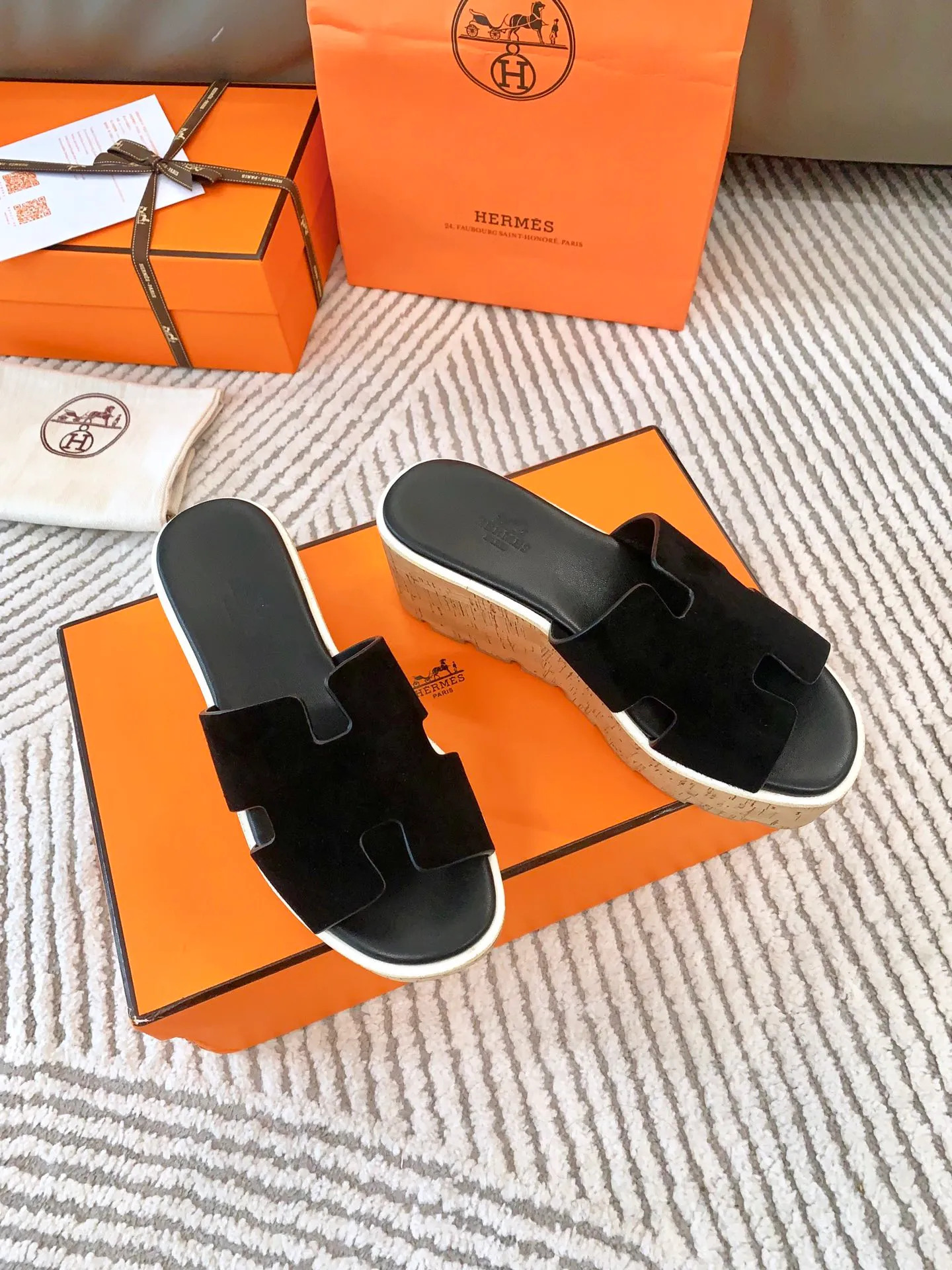 👟👟Ex-factory price 500👟👟 Peak enamel is made by hand, supreme purchasing agent level! Hermes spring and summer new slippers, high-end customization, exclusive products, the highest version in the industry, authentic mold opening and customization, laminating technology, heavy investment in development of a fully matched steel mold, perfect authentic version of the logo, exclusive correct version of the original font, Italian original calfskin cut upper, non-slip rubber outsole, lining: foot pads, pure imported Italian mixed breed, environmentally friendly goatskin, genuine leather welt, original packaging size: 34~41 (34.40. 41) Customized-no returns or exchanges
